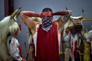 La localidad volvió a sucumbir este martes, 17 de febrero, al asedio de la intimidación personificada en la simbiosis bovina y humana. Los ocultos bajo su apariencia se embadurnaron con 60 litros de sangre en un año de hermanamiento con la localidad vizcaína de Galdakao, que ayudó a rescatar el Carnaval en 1982