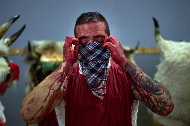La localidad volvió a sucumbir este martes, 17 de febrero, al asedio de la intimidación personificada en la simbiosis bovina y humana. Los ocultos bajo su apariencia se embadurnaron con 60 litros de sangre en un año de hermanamiento con la localidad vizcaína de Galdakao, que ayudó a rescatar el Carnaval en 1982