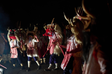 La localidad volvió a sucumbir este martes, 17 de febrero, al asedio de la intimidación personificada en la simbiosis bovina y humana. Los ocultos bajo su apariencia se embadurnaron con 60 litros de sangre en un año de hermanamiento con la localidad vizcaína de Galdakao, que ayudó a rescatar el Carnaval en 1982