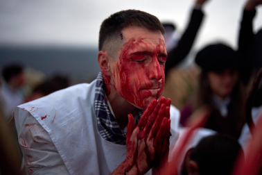 La localidad volvió a sucumbir este martes, 17 de febrero, al asedio de la intimidación personificada en la simbiosis bovina y humana. Los ocultos bajo su apariencia se embadurnaron con 60 litros de sangre en un año de hermanamiento con la localidad vizcaína de Galdakao, que ayudó a rescatar el Carnaval en 1982