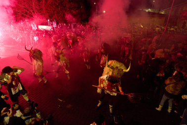 La localidad volvió a sucumbir este martes, 17 de febrero, al asedio de la intimidación personificada en la simbiosis bovina y humana. Los ocultos bajo su apariencia se embadurnaron con 60 litros de sangre en un año de hermanamiento con la localidad vizcaína de Galdakao, que ayudó a rescatar el Carnaval en 1982