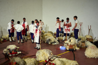 La localidad volvió a sucumbir este martes, 17 de febrero, al asedio de la intimidación personificada en la simbiosis bovina y humana. Los ocultos bajo su apariencia se embadurnaron con 60 litros de sangre en un año de hermanamiento con la localidad vizcaína de Galdakao, que ayudó a rescatar el Carnaval en 1982