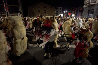 La localidad volvió a sucumbir este martes, 17 de febrero, al asedio de la intimidación personificada en la simbiosis bovina y humana. Los ocultos bajo su apariencia se embadurnaron con 60 litros de sangre en un año de hermanamiento con la localidad vizcaína de Galdakao, que ayudó a rescatar el Carnaval en 1982