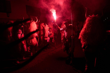La localidad volvió a sucumbir este martes, 17 de febrero, al asedio de la intimidación personificada en la simbiosis bovina y humana. Los ocultos bajo su apariencia se embadurnaron con 60 litros de sangre en un año de hermanamiento con la localidad vizcaína de Galdakao, que ayudó a rescatar el Carnaval en 1982