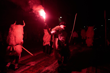 La localidad volvió a sucumbir este martes, 17 de febrero, al asedio de la intimidación personificada en la simbiosis bovina y humana. Los ocultos bajo su apariencia se embadurnaron con 60 litros de sangre en un año de hermanamiento con la localidad vizcaína de Galdakao, que ayudó a rescatar el Carnaval en 1982
