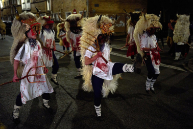 La localidad volvió a sucumbir este martes, 17 de febrero, al asedio de la intimidación personificada en la simbiosis bovina y humana. Los ocultos bajo su apariencia se embadurnaron con 60 litros de sangre en un año de hermanamiento con la localidad vizcaína de Galdakao, que ayudó a rescatar el Carnaval en 1982