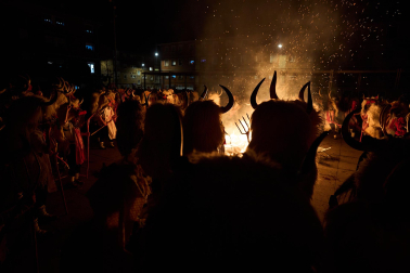 La localidad volvió a sucumbir este martes, 17 de febrero, al asedio de la intimidación personificada en la simbiosis bovina y humana. Los ocultos bajo su apariencia se embadurnaron con 60 litros de sangre en un año de hermanamiento con la localidad vizcaína de Galdakao, que ayudó a rescatar el Carnaval en 1982