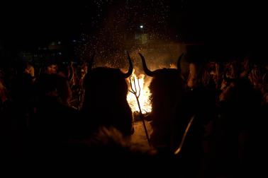 La localidad volvió a sucumbir este martes, 17 de febrero, al asedio de la intimidación personificada en la simbiosis bovina y humana. Los ocultos bajo su apariencia se embadurnaron con 60 litros de sangre en un año de hermanamiento con la localidad vizcaína de Galdakao, que ayudó a rescatar el Carnaval en 1982
