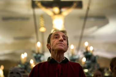 La Hermandad de la Pasión del Señor cumplió con el tradicional traslado del Cristo Alzado desde su sede hasta la catedral de Pamplona