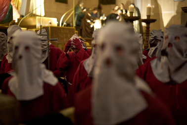 La Hermandad de la Pasión del Señor cumplió con el tradicional traslado del Cristo Alzado desde su sede hasta la catedral de Pamplona