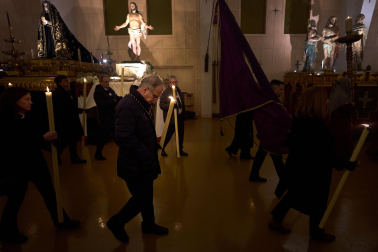 La Hermandad de la Pasión del Señor cumplió con el tradicional traslado del Cristo Alzado desde su sede hasta la catedral de Pamplona