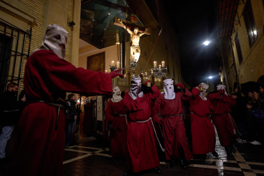 La Hermandad de la Pasión del Señor cumplió con el tradicional traslado del Cristo Alzado desde su sede hasta la catedral de Pamplona