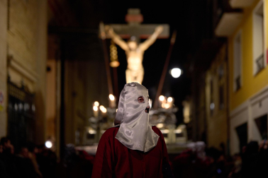 La Hermandad de la Pasión del Señor cumplió con el tradicional traslado del Cristo Alzado desde su sede hasta la catedral de Pamplona