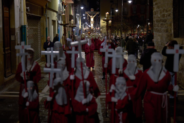 La Hermandad de la Pasión del Señor cumplió con el tradicional traslado del Cristo Alzado desde su sede hasta la catedral de Pamplona