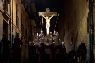 La Hermandad de la Pasión del Señor cumplió con el tradicional traslado del Cristo Alzado desde su sede hasta la catedral de Pamplona