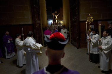 La Hermandad de la Pasión del Señor cumplió con el tradicional traslado del Cristo Alzado desde su sede hasta la catedral de Pamplona