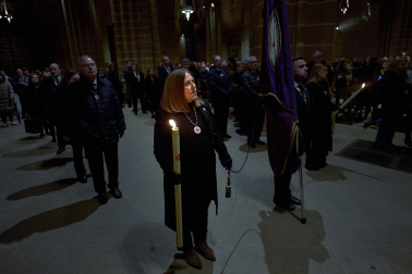 La Hermandad de la Pasión del Señor cumplió con el tradicional traslado del Cristo Alzado desde su sede hasta la catedral de Pamplona
