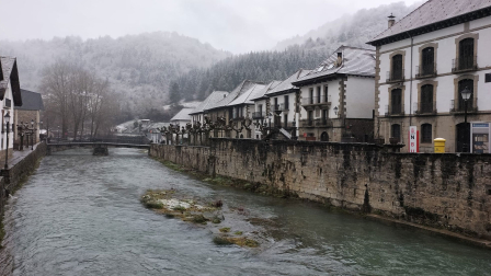 Foto de este jueves de Ochagavía con nieve