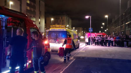 Fuerzas de seguridad y asistencias sanitarias, en el lugar del suceso en Sarriguren.