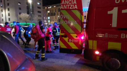 Fuerzas de seguridad y asistencias sanitarias, en el lugar del suceso en Sarriguren.