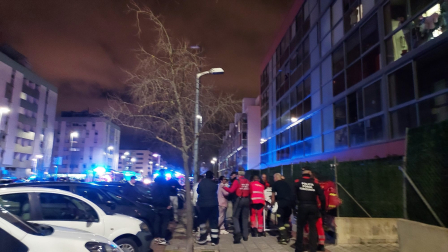 Fuerzas de seguridad y asistencias sanitarias, en el lugar del suceso en Sarriguren.
