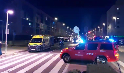 Varias patrullas de Policía Foral y ambulancias acudieron a la localidad por el aviso de un posible caso de violencia machista