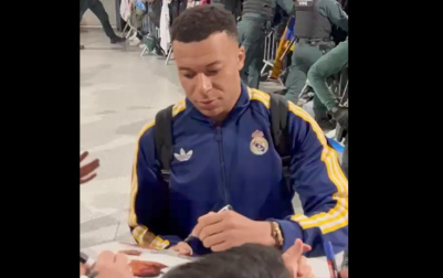 Kylian Mbappé firma autógrafos a la llegada del Real Madrid al aeropuerto de Pamplona