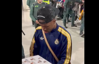 Vinícius atiende a los aficionados madridistas en el aeropuerto