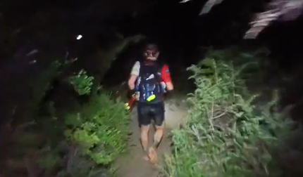 Jorge Urquizu Barasoain y su hijo Aimar Urquizu Diego bajan con linternas durante la noche en la dura prueba.