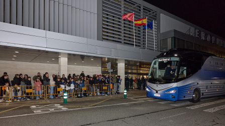 Los jugadores del Real Madrid aterrizaron este viernes, 20 de febrero, en el aeropuerto de Noáin donde esperaban cientos de aficionados