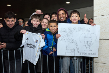 Los jugadores del Real Madrid aterrizaron este viernes, 20 de febrero, en el aeropuerto de Noáin donde esperaban cientos de aficionados