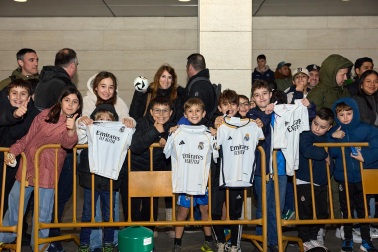 Los jugadores del Real Madrid aterrizaron este viernes, 20 de febrero, en el aeropuerto de Noáin donde esperaban cientos de aficionados