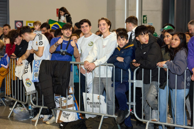 Los jugadores del Real Madrid aterrizaron este viernes, 20 de febrero, en el aeropuerto de Noáin donde esperaban cientos de aficionados