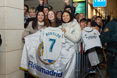 Los jugadores del Real Madrid aterrizaron este viernes, 20 de febrero, en el aeropuerto de Noáin donde esperaban cientos de aficionados