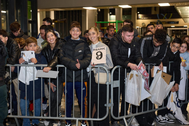 Los jugadores del Real Madrid aterrizaron este viernes, 20 de febrero, en el aeropuerto de Noáin donde esperaban cientos de aficionados