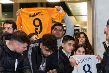 Los jugadores del Real Madrid aterrizaron este viernes, 20 de febrero, en el aeropuerto de Noáin donde esperaban cientos de aficionados