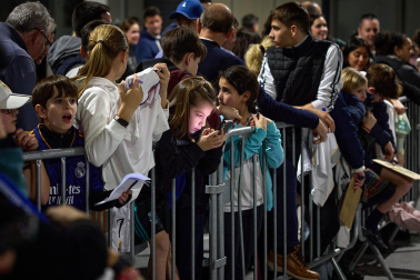 Los jugadores del Real Madrid aterrizaron este viernes, 20 de febrero, en el aeropuerto de Noáin donde esperaban cientos de aficionados