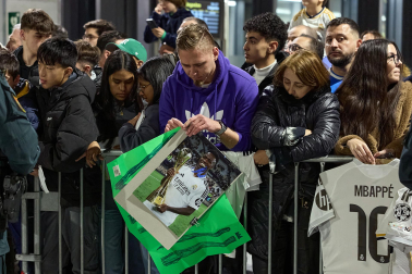 Los jugadores del Real Madrid aterrizaron este viernes, 20 de febrero, en el aeropuerto de Noáin donde esperaban cientos de aficionados