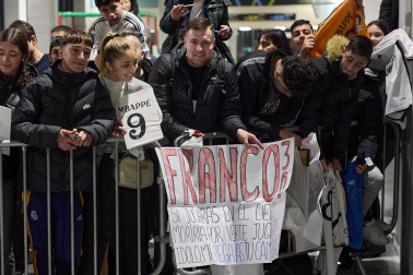 Los jugadores del Real Madrid aterrizaron este viernes, 20 de febrero, en el aeropuerto de Noáin donde esperaban cientos de aficionados