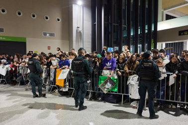 Los jugadores del Real Madrid aterrizaron este viernes, 20 de febrero, en el aeropuerto de Noáin donde esperaban cientos de aficionados