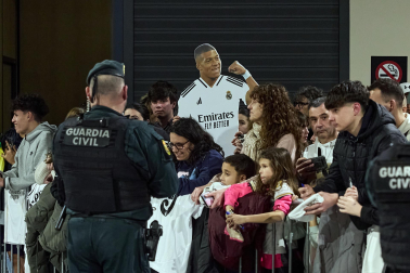 Los jugadores del Real Madrid aterrizaron este viernes, 20 de febrero, en el aeropuerto de Noáin donde esperaban cientos de aficionados