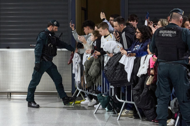 Los jugadores del Real Madrid aterrizaron este viernes, 20 de febrero, en el aeropuerto de Noáin donde esperaban cientos de aficionados