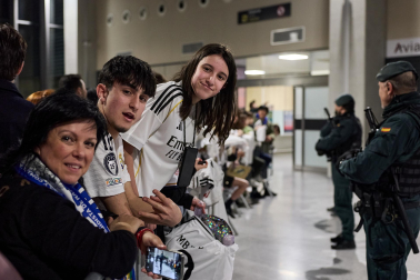 Los jugadores del Real Madrid aterrizaron este viernes, 20 de febrero, en el aeropuerto de Noáin donde esperaban cientos de aficionados