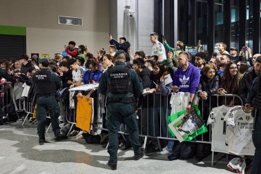 Los jugadores del Real Madrid aterrizaron este viernes, 20 de febrero, en el aeropuerto de Noáin donde esperaban cientos de aficionados