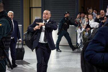 Los jugadores del Real Madrid aterrizaron este viernes, 20 de febrero, en el aeropuerto de Noáin donde esperaban cientos de aficionados