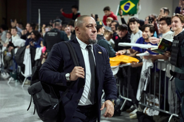 Los jugadores del Real Madrid aterrizaron este viernes, 20 de febrero, en el aeropuerto de Noáin donde esperaban cientos de aficionados
