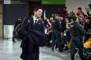 Los jugadores del Real Madrid aterrizaron este viernes, 20 de febrero, en el aeropuerto de Noáin donde esperaban cientos de aficionados