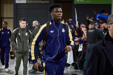 Los jugadores del Real Madrid aterrizaron este viernes, 20 de febrero, en el aeropuerto de Noáin donde esperaban cientos de aficionados