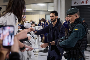 Los jugadores del Real Madrid aterrizaron este viernes, 20 de febrero, en el aeropuerto de Noáin donde esperaban cientos de aficionados