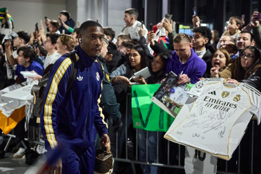 Los jugadores del Real Madrid aterrizaron este viernes, 20 de febrero, en el aeropuerto de Noáin donde esperaban cientos de aficionados